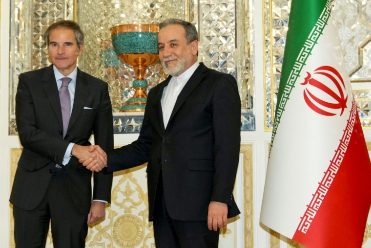 Le ministre iranien des Affaires étrangères, Abbas Araghchi (d) reçoit le directeur général de l'Agence internationale de l'énergie atomique (AIEA), Rafael Grossi, à Téhéran, le 16 avril 2025 ( Iranian Foreign Ministry / - )