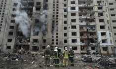 Des pompiers devant un immeuble de Kiev, le 2 janvier 2024 ( AFP / GENYA SAVILOV )