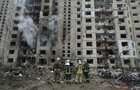 Des pompiers devant un immeuble de Kiev, le 2 janvier 2024 ( AFP / GENYA SAVILOV )