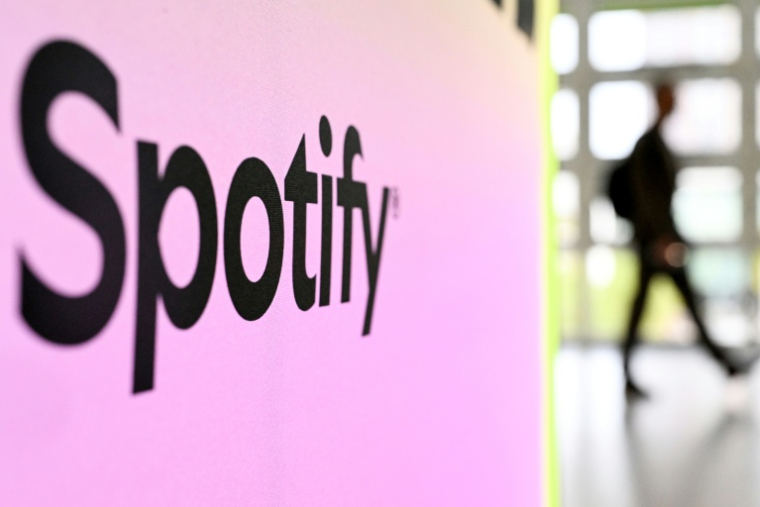 Le géant du streaming Spotify a annoncé étendre son offre d'écoute de livres audio dans plus de 180 pays, contre 22 actuellement, le format suscitant de plus en plus d'engouement. ( AFP / Kirill KUDRYAVTSEV )