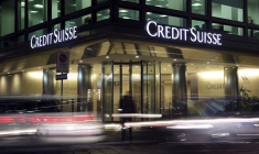 Le logo du Credit Suisse est vu au siège social dans le centre-ville de Milan