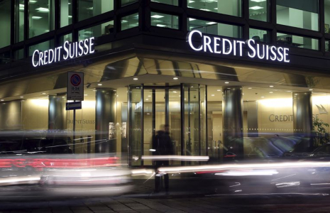 Le logo du Credit Suisse est vu au siège social dans le centre-ville de Milan