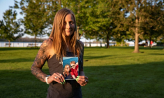 Kim Prosser pose avec une photo de son fils, Ashtyn Prosser, mort après qu'un Canadien lui a vendu une substance destinée à l'aider à se suicider selon la police, à Windsor, Canada, le 14 septembre 2023 ( AFP / Jorge Uzon )