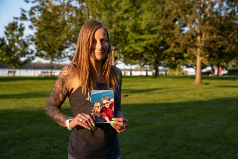 Kim Prosser pose avec une photo de son fils, Ashtyn Prosser, mort après qu'un Canadien lui a vendu une substance destinée à l'aider à se suicider selon la police, à Windsor, Canada, le 14 septembre 2023 ( AFP / Jorge Uzon )