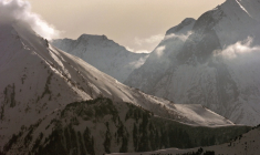Le massif des Grandes-Rousses vu depuis la station de ski de l'Alpe d'Huez, en Isère, le 25 février 2004 ( AFP / Jean-Philippe KSIAZEK )