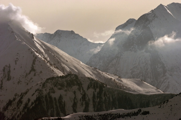 Le massif des Grandes-Rousses vu depuis la station de ski de l'Alpe d'Huez, en Isère, le 25 février 2004 ( AFP / Jean-Philippe KSIAZEK )