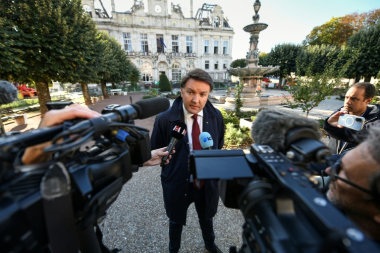 Le maire de Limoges Guillaume Guuérin s'adresse à la presse devant la mairie incendiée la veille lors d'une manifestation contre la vie chère, le 18 octobre 2026 ( AFP / PASCAL LACHENAUD )