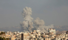 De la fumée s'élève au-dessus de Tyr, dans le sud du Liban