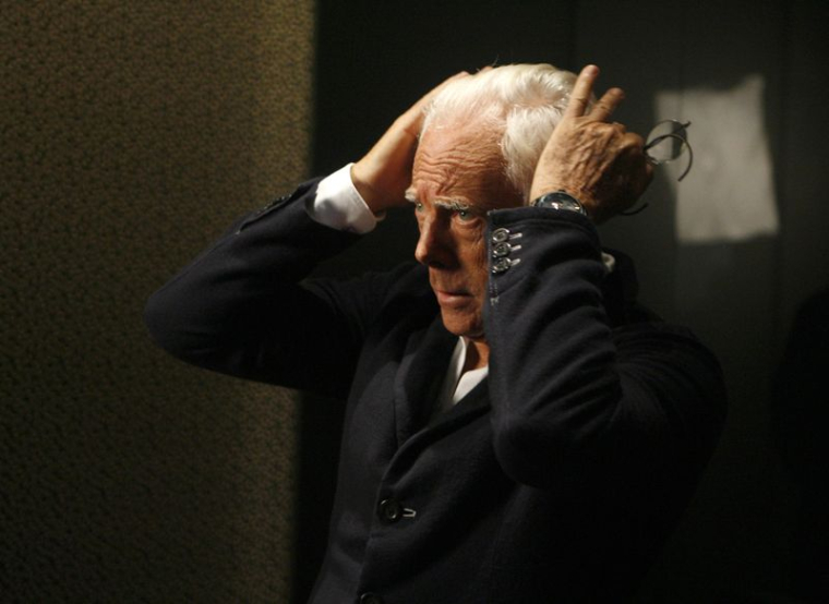 Le créateur de mode italien Giorgio Armani arrange sa coiffure avant une interview avec Reuters à Tokyo