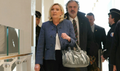 Marine Le Pen (g), présidente du groupe parlementaire du Rassemblement National (RN), arrive avec son avocat Rodolphe Bosselut au tribunal de Paris pour le verdict de son procès pour détournement présumé de fonds publics, le 31 mars 2025 à Paris ( AFP / Alain JOCARD )