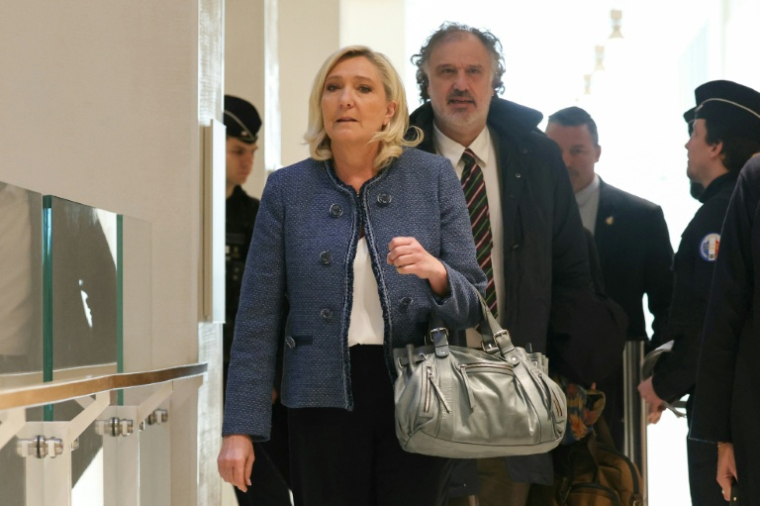Marine Le Pen (g), présidente du groupe parlementaire du Rassemblement National (RN), arrive avec son avocat Rodolphe Bosselut au tribunal de Paris pour le verdict de son procès pour détournement présumé de fonds publics, le 31 mars 2025 à Paris ( AFP / Alain JOCARD )