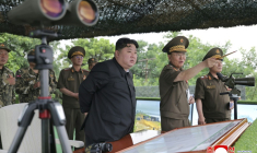 Photo diffusée par l'agence de presse officielle KCNA le 24 juillet 2025 due dirigeant nord-coéen Kim Jong Un assistant à un exercice de tirs d'artillerie dans un lieu non précisé en Corée du Nord ( KCNA VIA KNS / STR )