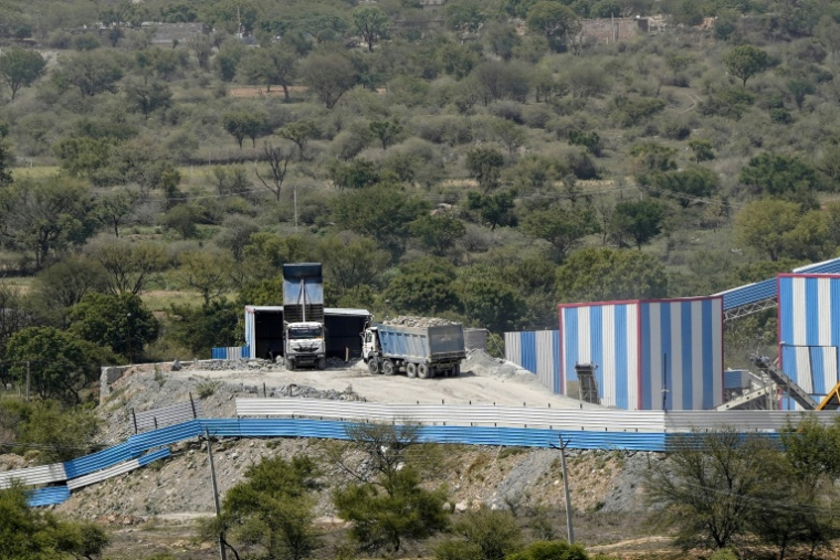 Des camions remplis de pierres de carrière sur un site de concassage, le 19 mai 2026 près du village indien de Avinashi, dans l'Etat du Rajasthan  ( AFP / STR )