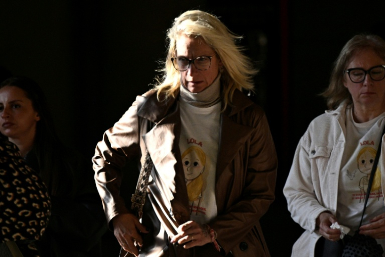 Delphine Daviet, la mère de Lola, arrive au procès de Dahbia Benkired, accusée du meurtre de sa fille, devant la cour d'assises à Paris, le 17 octobre 2025 ( AFP / JULIEN DE ROSA )