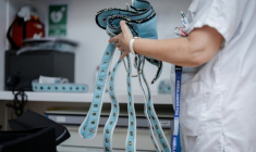 Une infirmière tient du matériel de contention dans un service d'urgences psychiatriques de la région parisienne, le 17 juin 2026 ( AFP / Simon WOHLFAHRT )