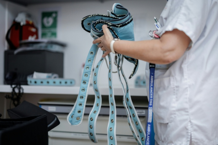 Une soignante manipule des sangles au Centre renforcé d'urgences psychiatriques à l'hôpital Delafontaine de Saint-Denis en Seine-Saint-Denis, où la consigne est de n'utiliser la contention qu'en tout dernier recours, le 17 juin 2026 ( AFP / Simon WOHLFAHRT )