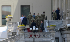 Une délégation arrive au palais Ciragan pour la deuxième réunion entre les délégations russe et ukrainienne pour les pourparlers de paix à Istanbul, le 2 juin 2025 en Turquie ( AFP / Yasin AKGUL )