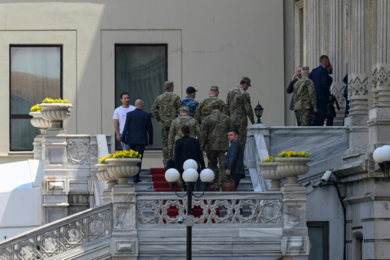 Une délégation arrive au palais Ciragan pour la deuxième réunion entre les délégations russe et ukrainienne pour les pourparlers de paix à Istanbul, le 2 juin 2025 en Turquie ( AFP / Yasin AKGUL )