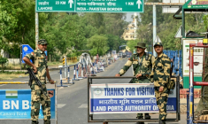 Des membres des forces de sécurité indiennes surveillant la frontière avec le Pakistan, au poste de Wagah, le 2 mai 2025 ( AFP / Narinder NANU )