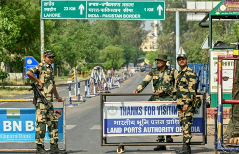 Des membres des forces de sécurité indiennes surveillant la frontière avec le Pakistan, au poste de Wagah, le 2 mai 2025 ( AFP / Narinder NANU )