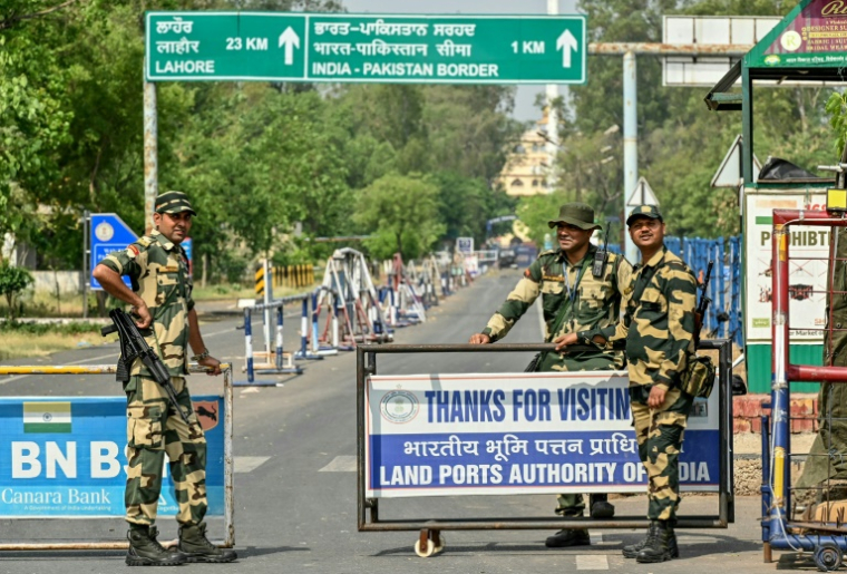 Des membres des forces de sécurité indiennes surveillant la frontière avec le Pakistan, au poste de Wagah, le 2 mai 2025 ( AFP / Narinder NANU )