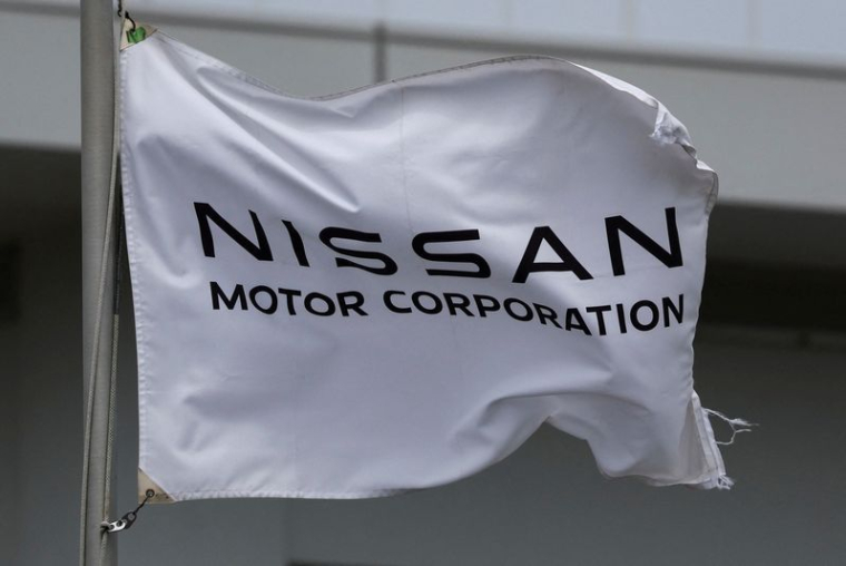 Un drapeau flotte au vent à l'usine Nissan Motor d'Oppama à Yokosuka