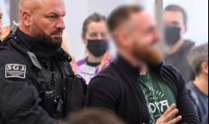 L'accusé Johann G. est amené devant le tribunal de Dresde au premier jour d'audience du procès du groupe Antifa Ost, le 25 novembre 2025 ( POOL / MATTHIAS RIETSCHEL )