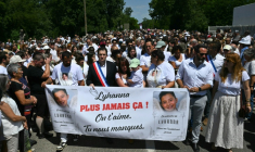 La tête du cortège qui a rendu hommage le 7 juin 2026 à Fleurance, dans le Gers, à Lyhanna, 11 ans, retrouvée morte trois jours auparavant ( AFP / Lionel BONAVENTURE )