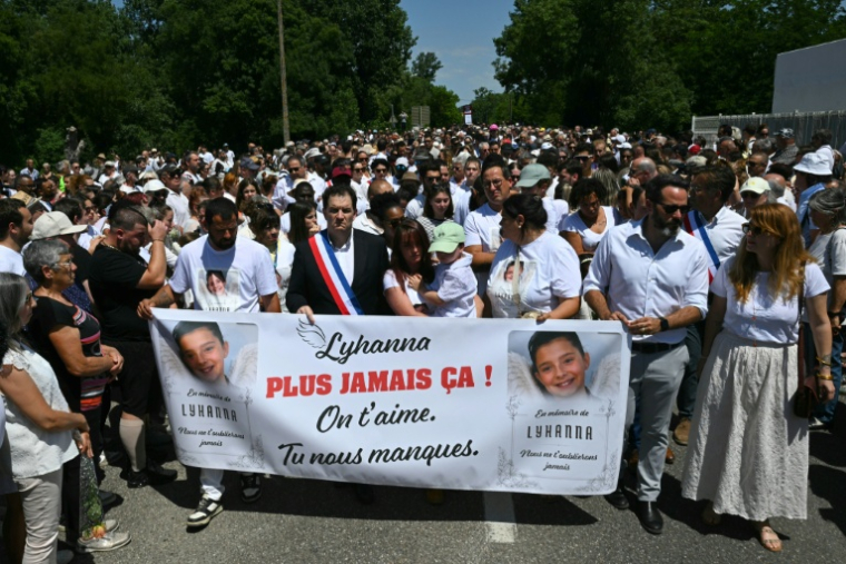 La tête du cortège qui a rendu hommage le 7 juin 2026 à Fleurance, dans le Gers, à Lyhanna, 11 ans, retrouvée morte trois jours auparavant ( AFP / Lionel BONAVENTURE )