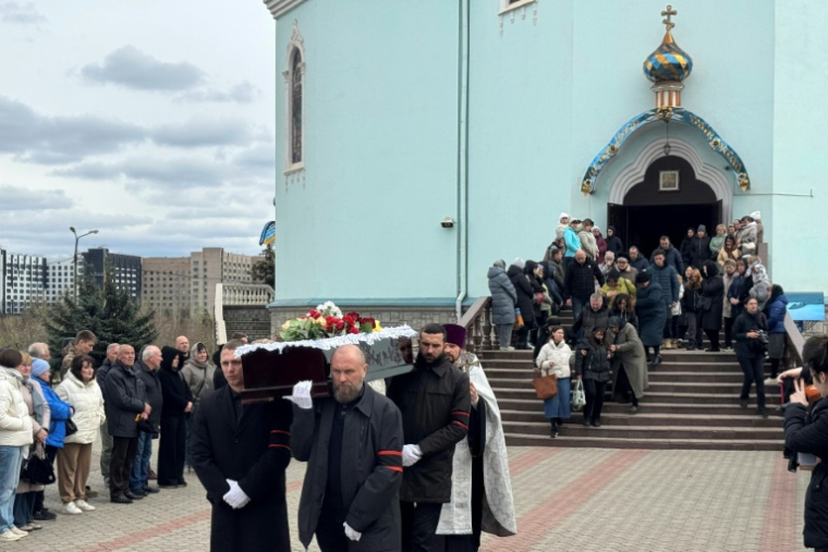 Le cercueil du petit Ukrainien Guerman Tripolets, frappé à 9 ans par un missile russe, est porté après une cérémonie dans une église de Kryvyi Rig, le 7 avril 2025. ( AFP / STRINGER )