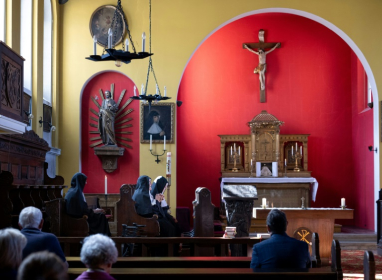 Les soeurs Rita (D), 81 ans, Regina (G), 86 ans, et Bernadette (C), 88 ans, célèbrent une messe devant leurs anciens élèves et leurs soutiens, le 20 septembre 2025 dans la chapelle du château de Goldenstein, à Elsbethen, près de Salzbourg en Autriche ( AFP / Joe Klamar )