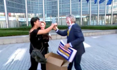 Photo du DG de Ryanair Michael O'Leary en train d'être entarté