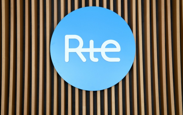 Logo de RTE (gestionnaire du réseau de transport d'électricité français) prise au siège de l'établissement dans le quartier de La Défense, près de Paris, le 14 septembre 2022 ( AFP / Eric PIERMONT )