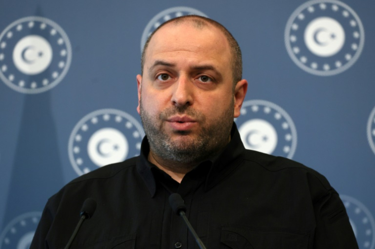 Le chef de la délégation ukrainienne et ministre ukrainien de la Défense, Roustem Oumerov, lors d'une conférence de presse après une deuxième réunion de pourparlers entre les délégations ukrainienne et russe au palais Ciragan à Istanbul, le 2 juin 2025 en Turquie ( AFP / Adem ALTAN )