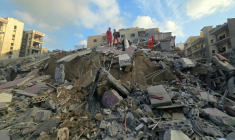 Les secours se rassemblent sur le site d'une frappe israélienne qui a touché les environs d'un hôpital dans la ville de Tyr, dans le sud du Liban, le 1er juin 2026 ( AFP / KAWNAT HAJU )