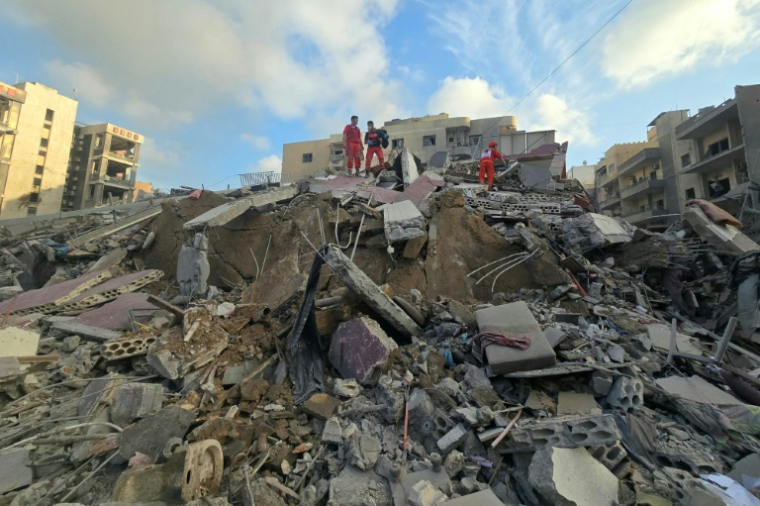 Les secours se rassemblent sur le site d'une frappe israélienne qui a touché les environs d'un hôpital dans la ville de Tyr, dans le sud du Liban, le 1er juin 2026 ( AFP / KAWNAT HAJU )