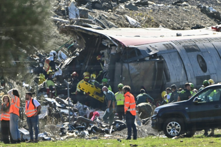 Des secouristes sur les lieux d’une collision entre un train à grande vitesse Renfe AVE et un train Iryo, entre Urda et Los Yébenes, dans la province de Tolède,  le 28 octobre 2026 en Espagne ( AFP / Javier SORIANO )