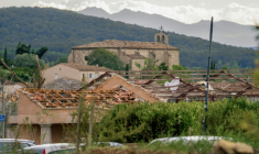 Cette photographie, prise le 24 août 2026, montre des toitures endommagées sur des bâtiments après le passage d'une tornade à Pomas, dans le sud-ouest de la France ( AFP / Idriss Bigou-Gilles )