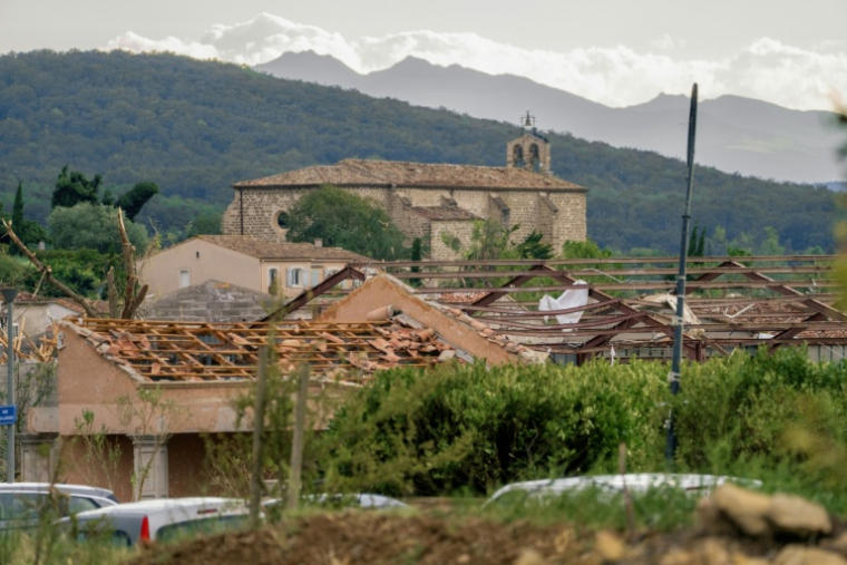 Cette photographie, prise le 24 août 2026, montre des toitures endommagées sur des bâtiments après le passage d'une tornade à Pomas, dans le sud-ouest de la France ( AFP / Idriss Bigou-Gilles )