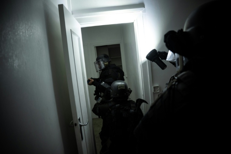 Des membres du RAID participent à un exercice d'entraînement à la libération d'otages, au quartier général du RAID, à Bièvres, dans la banlieue sud de Paris, le 8 octobre 2025 ( AFP / JULIEN DE ROSA )