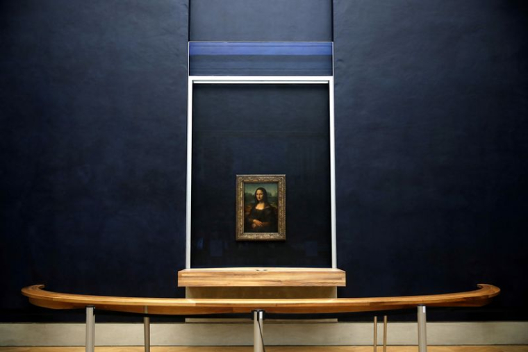 LA JOCONDE INDEMNE APRÈS QU'UN HOMME A ENTARTÉ LA VITRE LA PROTÉGEANT