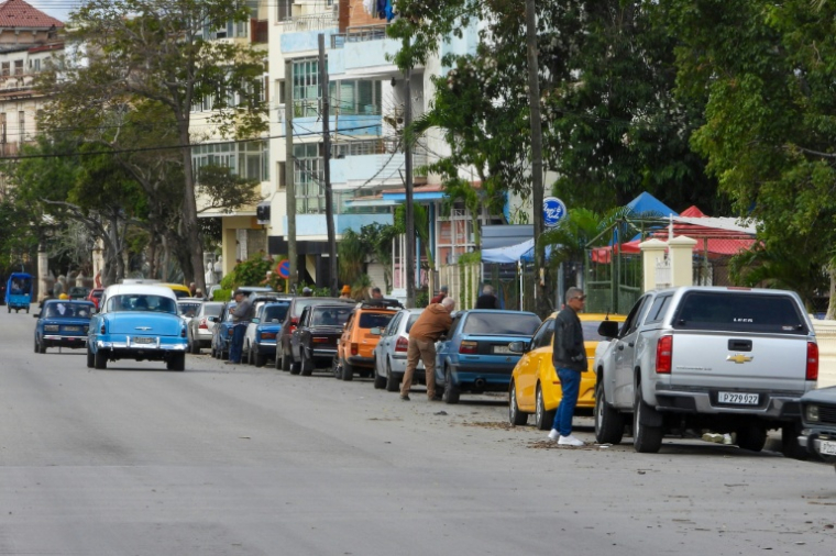 Des automobilistes font la queue pour faire le plein dans une station-service de La Havane, le 30 janvier 2026 à Cuba ( AFP / ADALBERTO ROQUE )