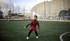 Le terrain de foot du camp de réfugiés palestiniens d'Aida en Cisjordanie jouxtant le mir de séparation avec Israël, le 17 décembre. ( AFP / JOHN WESSELS )