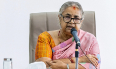 La nouvelle Première ministre du Népal Sushila Karki (C) lors d'une réunion, le 14 septembre 2025 à Katmandou ( AFP / PRABIN RANABHAT )