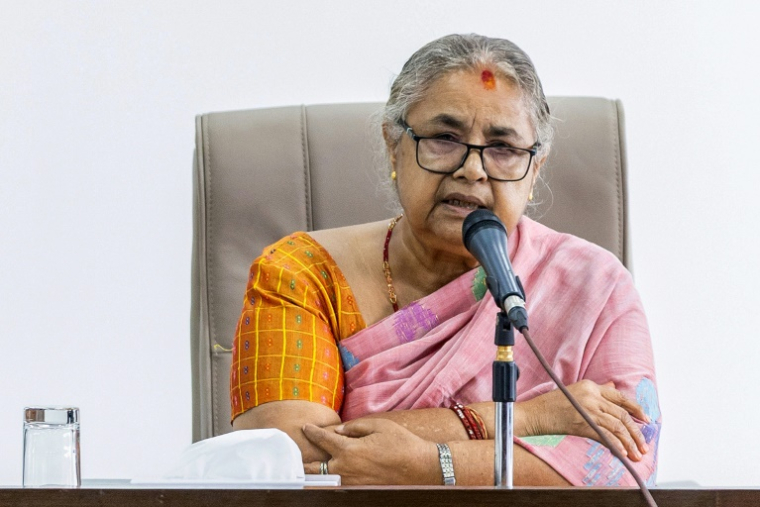 La nouvelle Première ministre du Népal Sushila Karki (C) lors d'une réunion, le 14 septembre 2025 à Katmandou ( AFP / PRABIN RANABHAT )