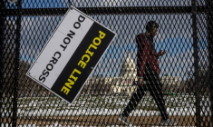 Un homme passe devant une clôture de sécurité près du Capitole américain