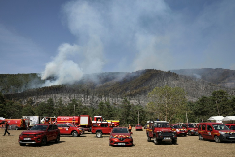 Des véhicules de pompiers stationnés stationnés à un poste de commandement lors d'un feu de forêt près de Puilaurens, le 5 septembre 2026 dans l'Aude ( AFP / Valentine CHAPUIS )