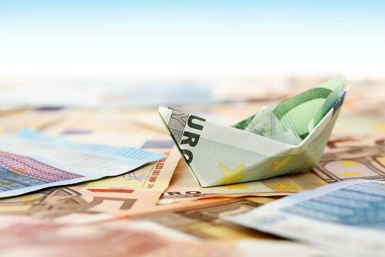 Un billet de 100 euro plié en forme de bateau. (Crédits: Adobe Stock)