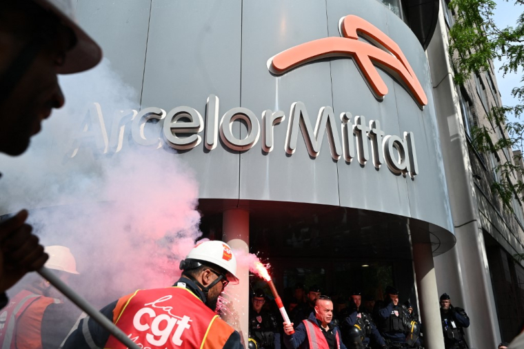 Des manifestants devant le siège d'ArcelorMittal en Seine Saint-Denis, le 13 mai 2025. ( AFP / LEO VIGNAL )