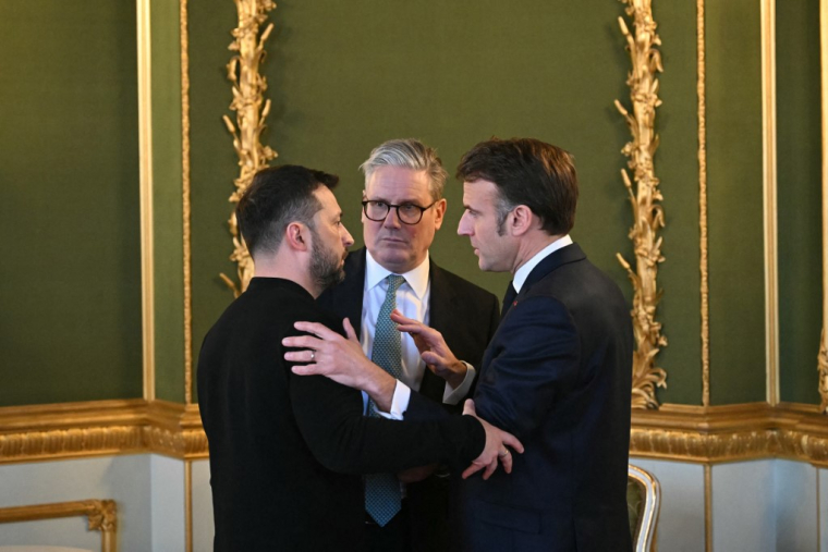 Volodymyr Zelensky, Keir Starmer et Emmanuel Macron à Londres, au Royaume-Uni, le 2 mars 2025. ( POOL / JUSTIN TALLIS )